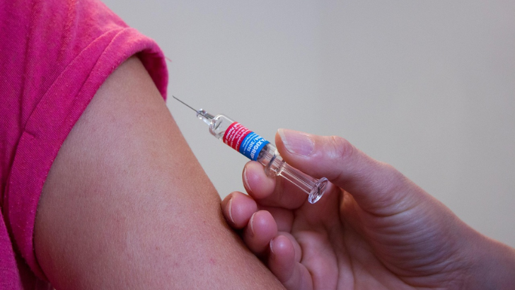 https://salarnews.in/public/uploads/images/newsimages/maannewsimage04102025_220907_Kid given injection .png